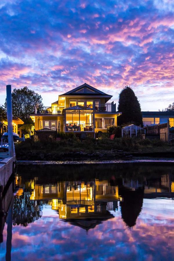 Birds Of A Feather Victoria Oceanfront Studio Suites Colwood Exterior foto