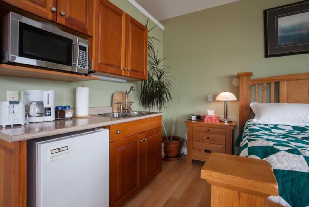 Birds Of A Feather Victoria Oceanfront Studio Suites Colwood Exterior foto