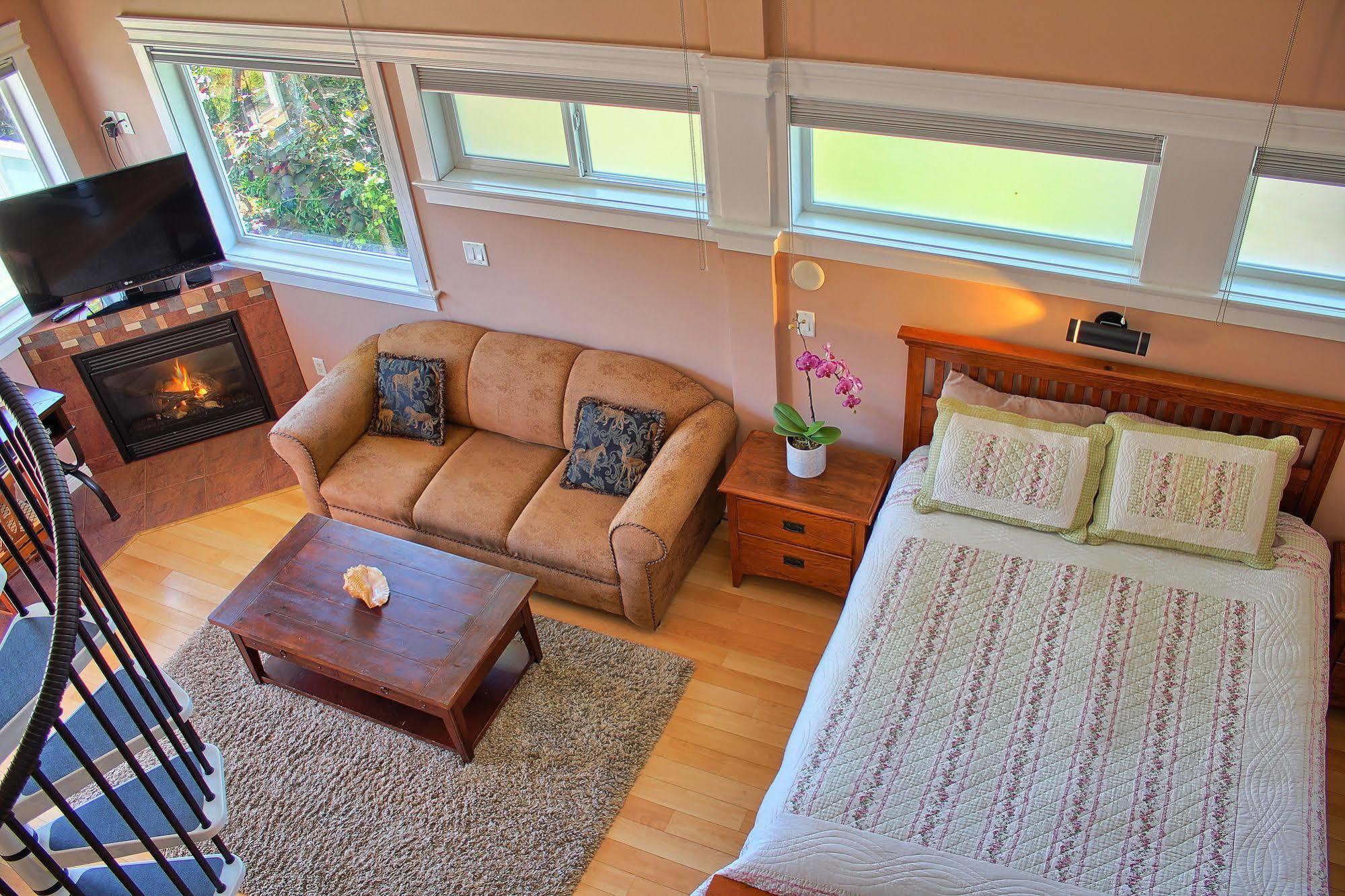 Birds Of A Feather Victoria Oceanfront Studio Suites Colwood Exterior foto