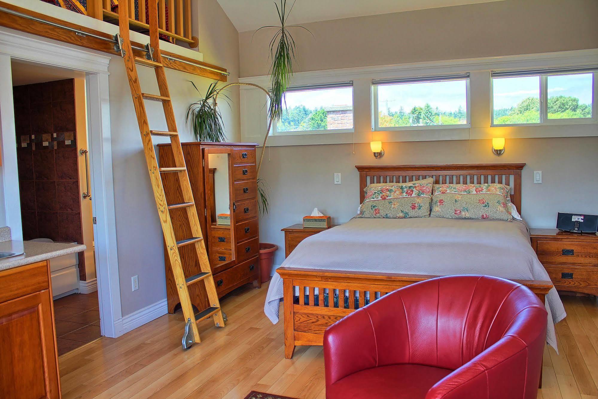 Birds Of A Feather Victoria Oceanfront Studio Suites Colwood Exterior foto
