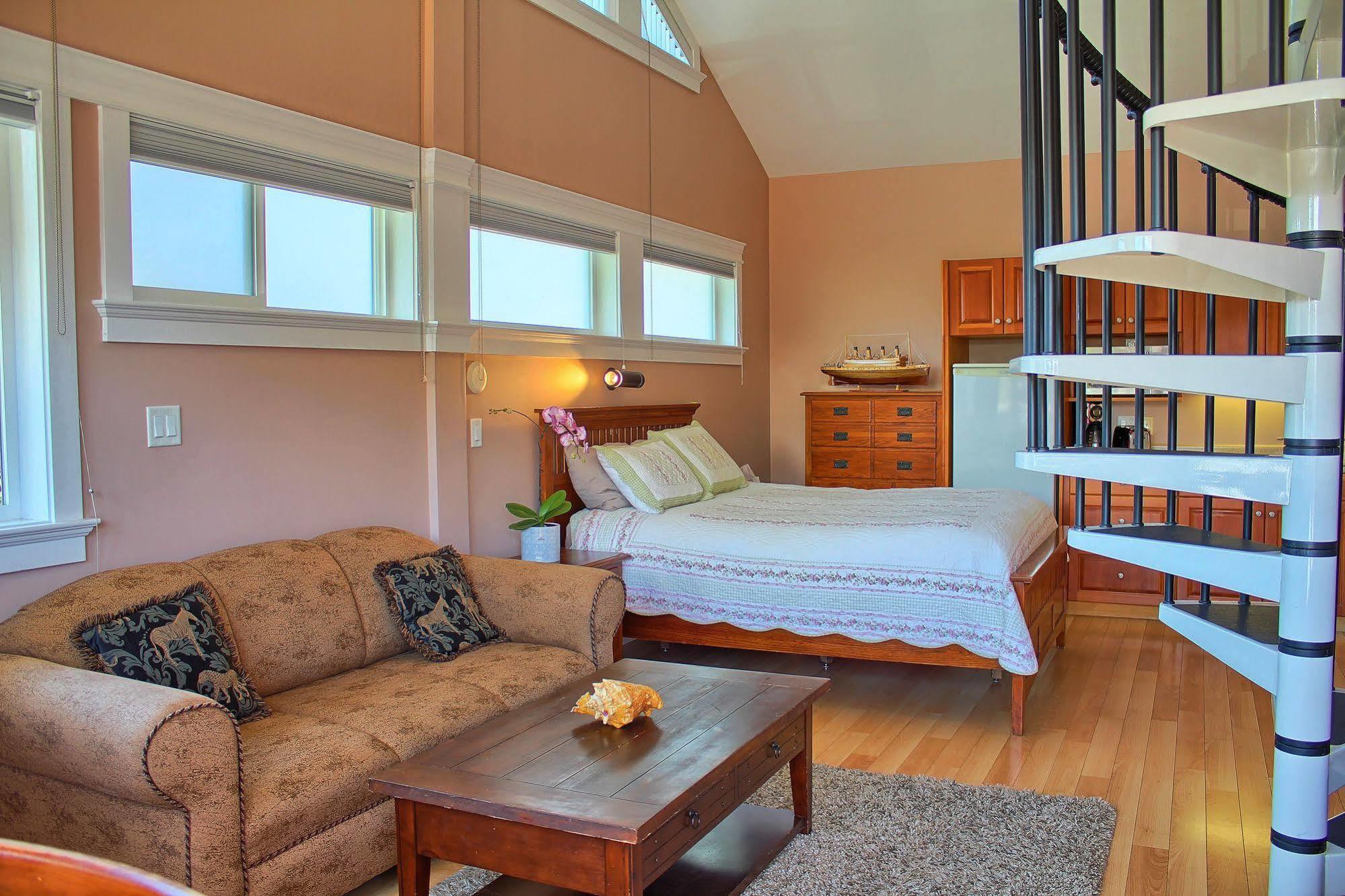 Birds Of A Feather Victoria Oceanfront Studio Suites Colwood Exterior foto