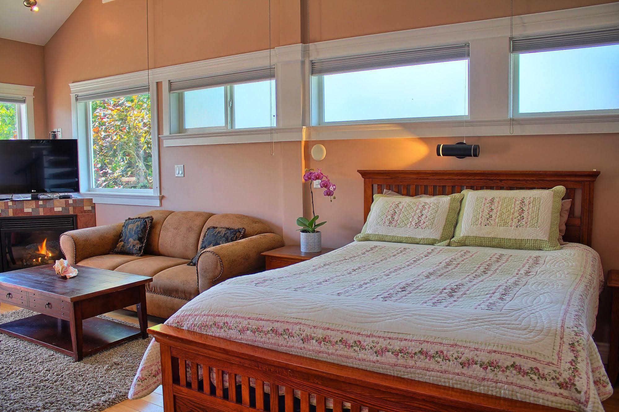 Birds Of A Feather Victoria Oceanfront Studio Suites Colwood Exterior foto