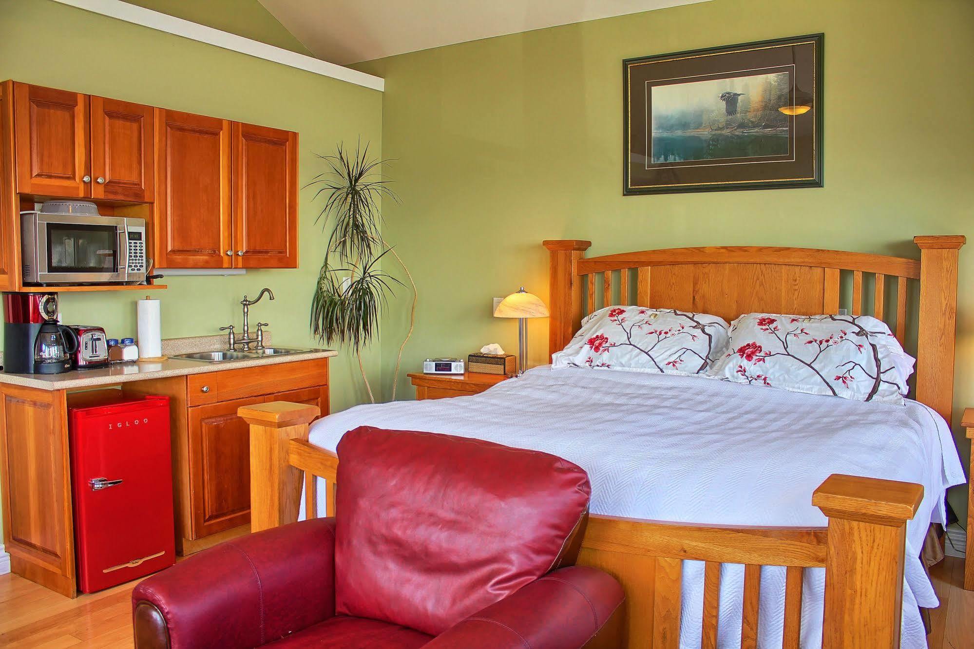 Birds Of A Feather Victoria Oceanfront Studio Suites Colwood Exterior foto